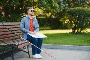 blind Mann lesen durch berühren Blindenschrift Buch foto