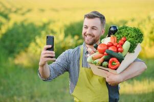 Farmer Tragen Box von gepflückt Gemüse foto