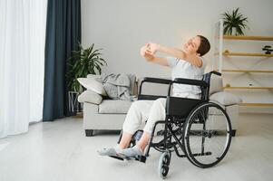 Brünette Frau Arbeiten aus auf Rollstuhl beim Zuhause foto