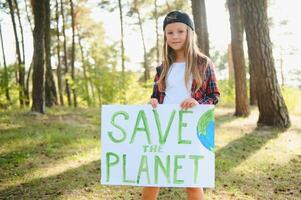 kaukasisch blond Mädchen Aktivist mit speichern das Planet Poster im Park. preteen Kind Freiwillige gegen Verschmutzung, global Erwärmen, recyceln Müll. Ökologie Umwelt Problem. foto