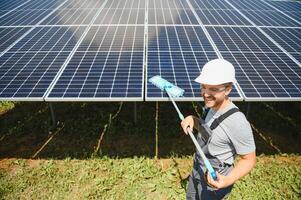 Arbeiter Reinigung Solar- Paneele nach Installation draußen foto