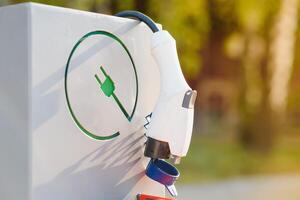 Leistung liefern zum elektrisch Auto aufladen. elektrisch Auto Laden Bahnhof foto