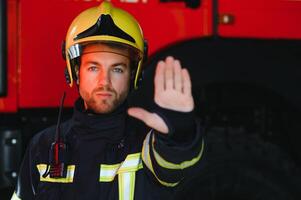 Feuerwehrmann auf Pflicht, unter ausgesetzt Foto. foto