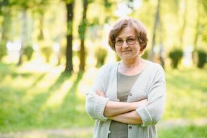 Porträt von ein glücklich Senior Frau im Sommer- Park foto