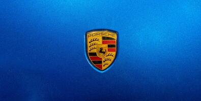 Timisoara, Rumänien Januar 17 2024 porsche Logo auf ein Blau Auto foto