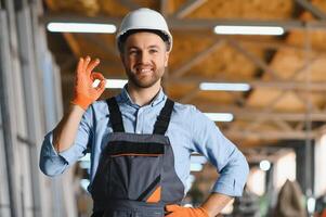 Porträt von lächelnd Arbeiter Stehen durch industriell Produktion Maschine. foto