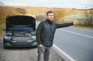 ein Mann Gefühl Stress weil seine Auto ist gebrochen Nieder foto