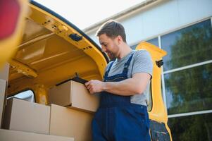 Lieferung Bedienung Mitarbeiter. Porträt von Mann Arbeiten im Lieferung Service. Porträt von Kurier mit Kasten. Kurier Nächster zu Kleinbus. Lieferung Bedienung Karriere. foto