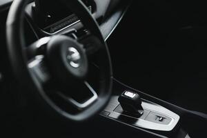 Auto Innere. modern Auto Tachometer und beleuchtet Armaturenbrett. luxuriös Auto Instrument Cluster. schließen oben Schuss von Hybrid Auto Instrument Panel foto