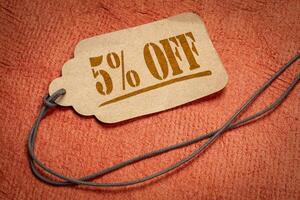 5 Prozent aus - - ein Papier Preis Etikett gegen Orange Hintergrund. Verkauf, Rabatt und Einkaufen Konzept foto