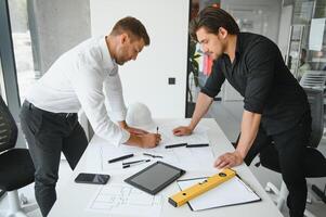 Ingenieur oder Architekt Zusammenarbeit Arbeiten auf Konstruktion Projekt mit Gebäude Modell- und Entwurf im Büro. Konstruktion Konzept. foto
