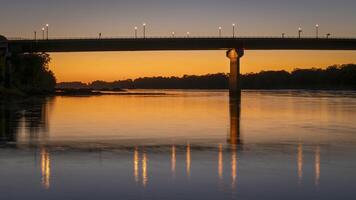 Silhouette von das Brücke Über Missouri Fluss beim Hermann, Mo, nach Sonnenuntergang foto