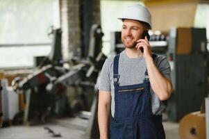 Verwaltung Team, Ingenieur, oder Vorarbeiter. Stehen Überprüfung Job Information Über industriell Produktion Verwaltung innerhalb das Fabrik durch Telefon. Zusammenarbeit Konzept foto