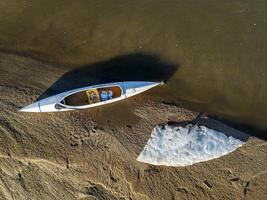 geschmückt Expedition Kanu auf ein Sandbank mit Eis Scholle - - Süd Platte Fluss im östlichen Colorado foto