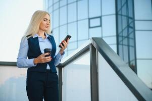 Geschäft Frauen Stil. Frau gehen zu arbeiten. Porträt von schön weiblich im stilvoll Büro. foto