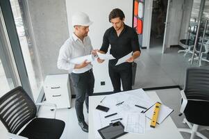 Ingenieure helfen beim Entwerfen von Entwürfen und arbeiten bei der strukturellen Analyse von Projekttypen zusammen. foto