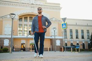 gut aussehend blind Mann Spaziergänge um das Stadt. foto