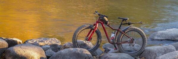 Fett Berg Fahrrad auf ein Fluss Ufer foto