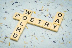Welt Poesie Tag - - Kreuzworträtsel gegen handgemacht Kunst Papier, Erinnerung von jährlich kulturell Fall, März 21 foto