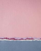 abstrakt Papier Landschaft im Rosa und Blau Pastell- Töne - - Sammlung von handgemacht Lappen Papiere foto