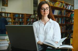 Porträt von ein schön Schüler im ein Bibliothek foto