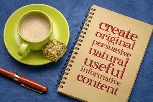 erstellen Original, überzeugend, natürlich, nützlich, informativ Inhalt - - Erstellen Inhalt Beratung, Schreiben im ein Notizbuch mit Tasse von Kaffee foto