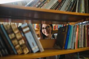 schön Mädchen im ein Bibliothek foto