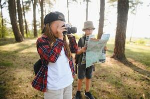 Kinder Pfadfinder im das Wald. foto