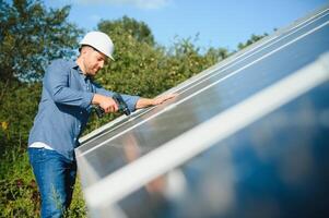 Arbeiter Techniker verbinden schwer Solar- Foto voltaic Paneele zu hoch Stahl Plattform. Außen Solar- System Installation, Alternative verlängerbar Grün Energie Generation Konzept