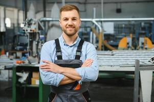 Fabrik Arbeiter. Mann Arbeiten auf das Produktion Linie. foto