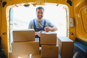 Lieferung Bedienung Mitarbeiter. Porträt von Mann Arbeiten im Lieferung Service. Porträt von Kurier mit Kasten. Kurier Nächster zu Kleinbus. Lieferung Bedienung Karriere. foto