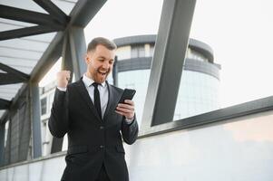 jung Mann gekleidet formal genießen seine Erfolg. Gewinner Konzept foto