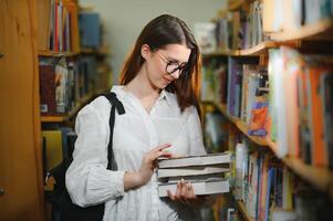 schön Mädchen im ein Bibliothek foto