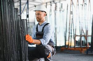 Arbeitskräfte Transfer das Glas. beim das Fabrik zum das Produktion von Fenster und Türen von Aluminium und pvc foto