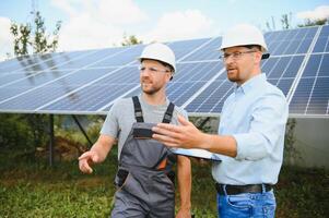 in der Nähe von das Solar- Tafeln, das Mitarbeiter zeigt an das Arbeit planen zu das Chef. foto