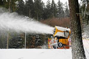 Schnee Kanone macht künstlich Schnee. Beschneiung Systeme Sprays Wasser zu produzieren Schnee. foto
