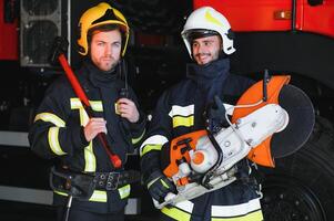 Porträt von zwei heroisch Feuerwehrmann im schützend passen und Helm. foto