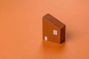 ein klein hölzern Haus, Geld und Schlüssel wie ein Idee zum investieren im Ihre besitzen Zuhause foto
