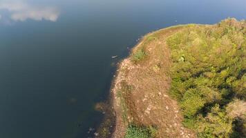 Antenne Aussicht von das Reservoir Damm und Wald beim ein ländlich Landschaft foto