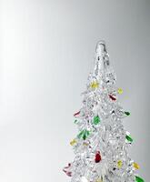 schön klein Schreibtisch Weihnachten Baum Innere Dekoration gemacht von klar Glas Material isoliert auf Weiß Studio Hintergrund. foto