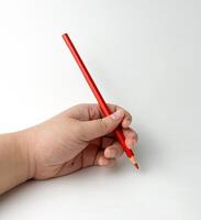 Mensch links Hand halten rot farbig Bleistift mit Schreiben Pose Geste. Fotografie isoliert auf Weiß Studio Hintergrund. foto