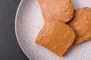 köstlich herzhaft Sandwich mit Toast Brot und Erdnuss Butter foto