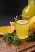 alkoholisch trinken Gelb Limoncello im ein klein Glas foto