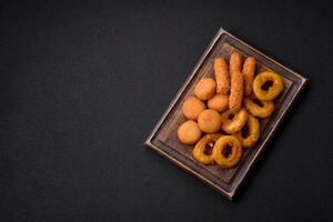 köstlich Nuggets, Ringe und Bälle von Mozzarella und Parmesan Käse foto