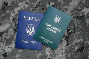 ukrainisch Militär- Ausweis, Reisepass auf das Hintergrund von Militär- Tarnung. foto