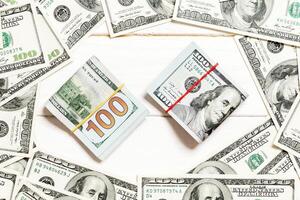 Rahmen von Hundert-Dollar-Scheinen mit Geldstapel in der Mitte. Draufsicht des Geschäftskonzepts auf weißem hölzernem Hintergrund mit Kopienraum foto