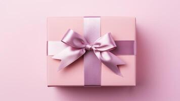ai generiert Süss Rosa Geschenk Box oder Geschenk mit glänzend lila Bänder und Bogen isoliert auf Rosa Pastell- Hintergrund mit Kopieren Raum. oben Sicht, eben legen. minimalistisch festlich Banner Vorlage foto