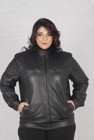 ein Frau im ein schwarz Leder Jacke und schwarz Hose foto