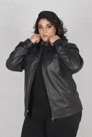 ein Frau im ein schwarz Leder Jacke und schwarz Hose foto