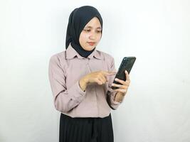 schön asiatisch Muslim Frau lächelnd selbstbewusst mit Hände halten Clever Telefon. Werbung Konzept foto